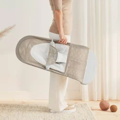 BabyBjörn Balance Soft Skråstol Mesh, Gråbeige/Hvid