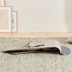 BabyBjörn Bliss Skråstol Vævet Classic Quilt, Sandgrå