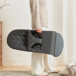 BabyBjörn Bliss Skråstol Woven Bladmønstret Quilt, Antracitgrå