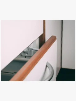 Safe & Care SureCatch Selvklæbende Lås til Nederste Skuffe, Hvid