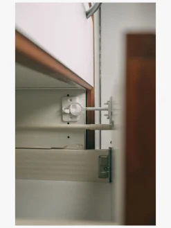 Safe & Care SureCatch Selvklæbende Lås til Nederste Skuffe, Hvid