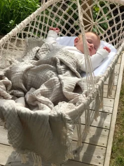 Vinter & Bloom Feather Tæppe/ Stofble i Musselin EKO, Pebble Greige